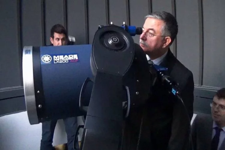 Bakan Yılmaz, Bursa'da teleskopla yıldızları izledi