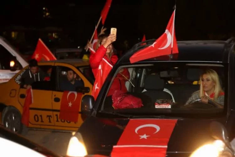 Teröre lanet için Türk bayraklarıyla sokağa döküldüler