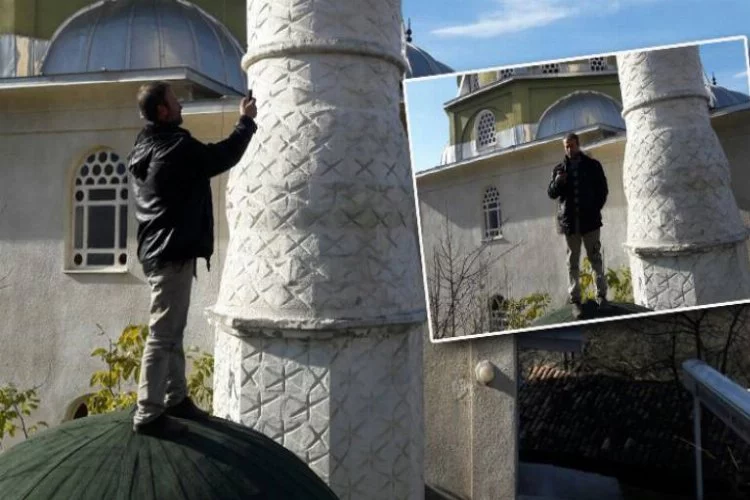 Bursa'da telefonla konuşmak için minareye çıkıyorlar