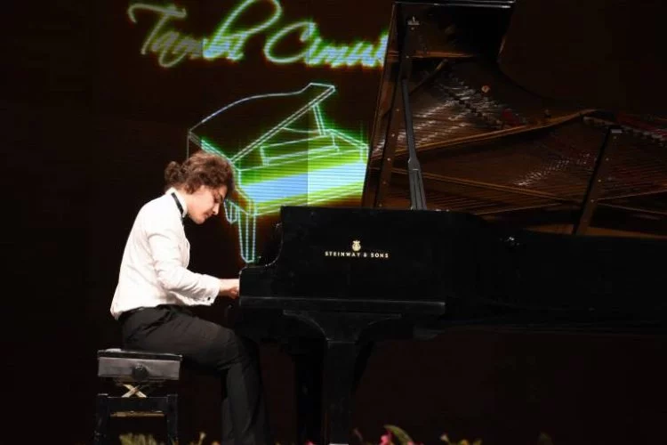 Tambi Cimuk’tan muhteşem piyano resitali 