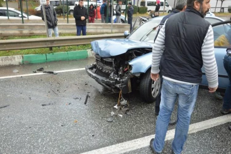 Bursa'da kırmızı ışıkta feci kaza