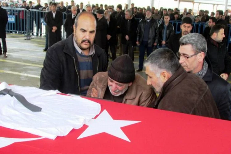 Bursa'nın şehidinin cenaze töreninde kahreden fotoğraf
