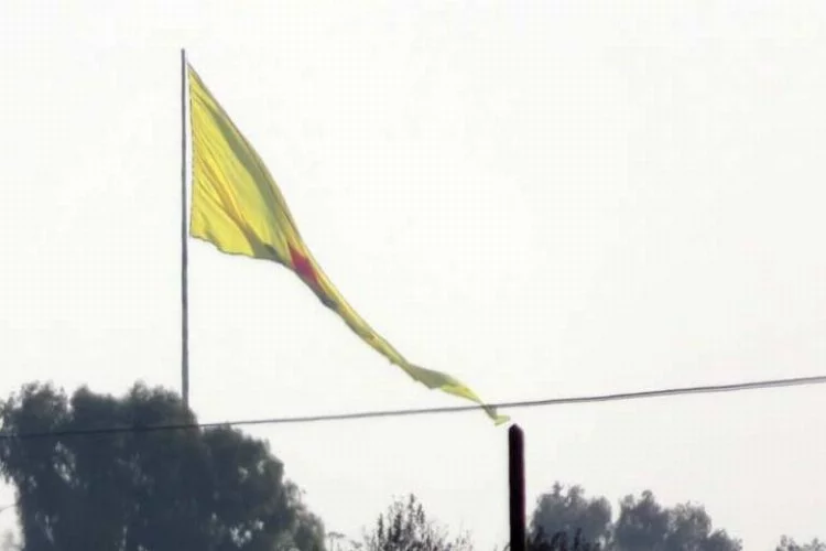 Türkiye sınırına terör örgütünün bayrağını astılar