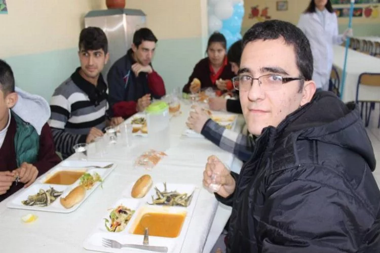Bursa'da engelli çocuklar hamsi partisinde buluştu 
