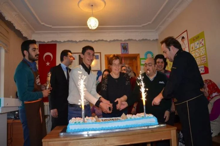 Bursa'da engelsiz yaşam merkezinde pastalı kutlama