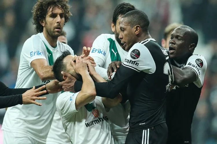 Beşiktaş - Bursaspor maçında saha karıştı