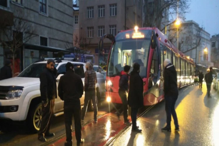 Bursa'da aracını tramvay yoluna park etti, polise bakın ne mesajı attı