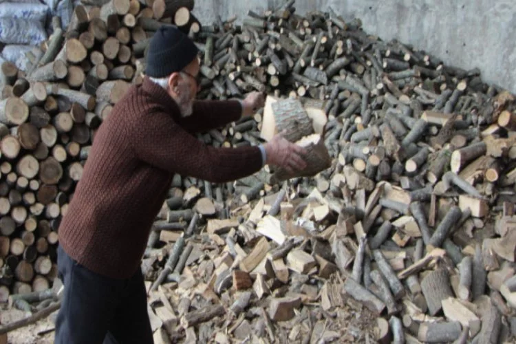 83 yaşında her gün tonlarca odun kırıyor