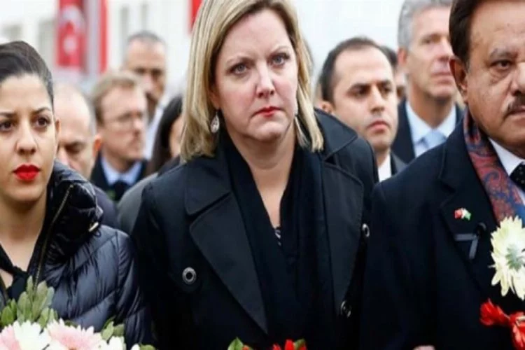 ABD'nin İstanbul Başkonsolosu Reina önüne çiçek bıraktı