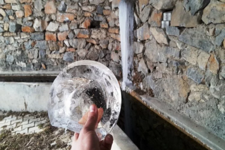 Bursa'da çeşmeler buz tuttu