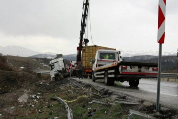 Bursa'da yol ortasında kalan TIR trafiği felç etti