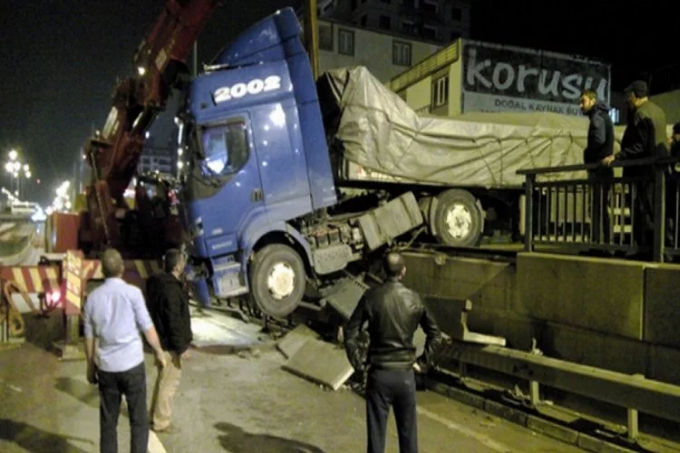 Bursa'da kendiliğinden hareket eden TIR bariyerlere çarptı