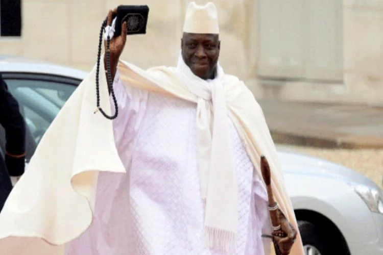 Gambiya'nın mağlup lideri ülkesini terk etti