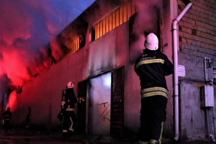 Bursa'da perde fabrikası alev alev yandı