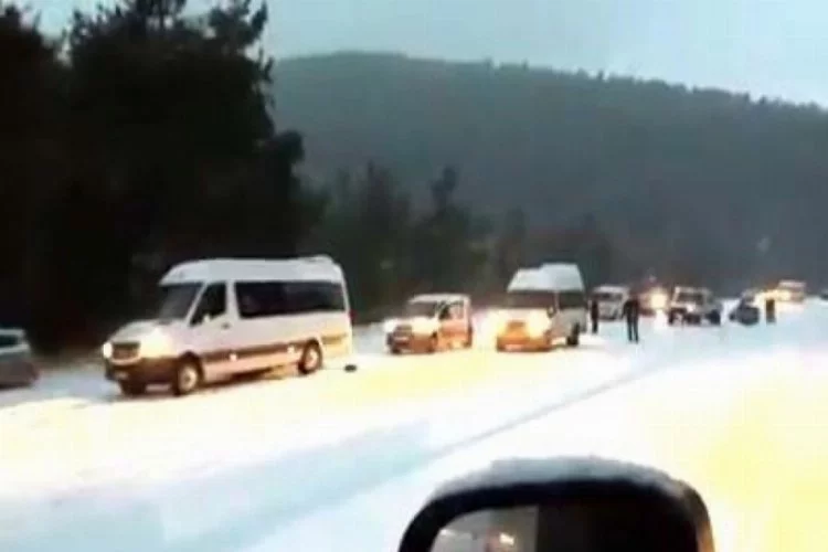 Bursa'da kar yolları kapadı