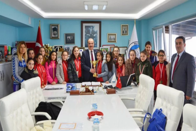Türkyılmaz'dan şampiyon hentbolculara tam destek