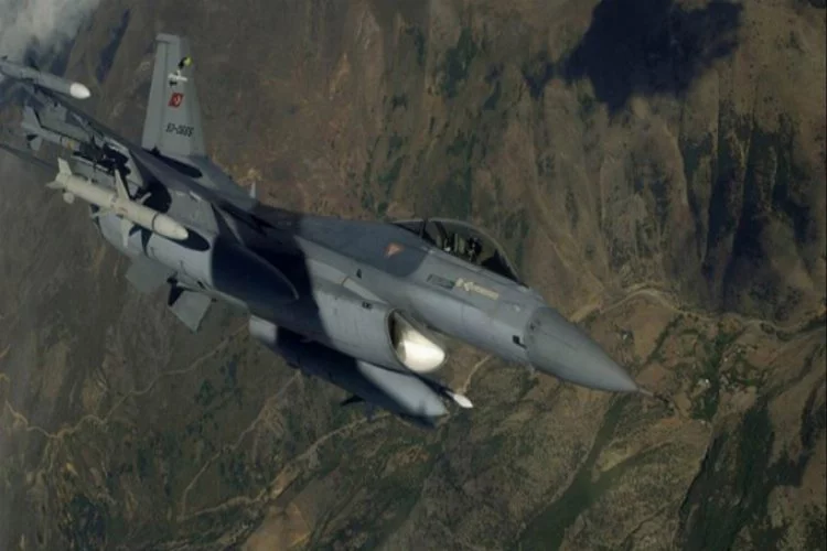 Kuzey Irak'ta PKK kamplarına bomba yağdı