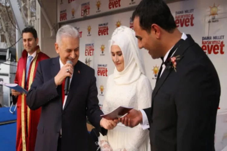Başbakan mitingde nikah kıydı