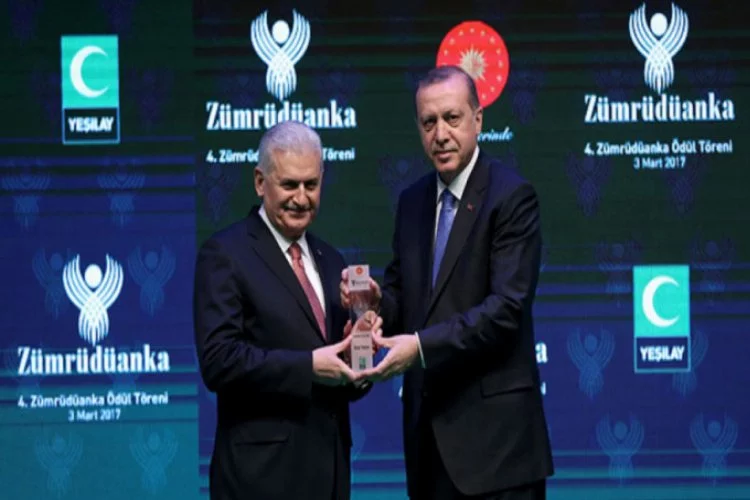 Cumhurbaşkanı Erdoğan, Başbakan Yıldırım'a ödülünü takdim etti
