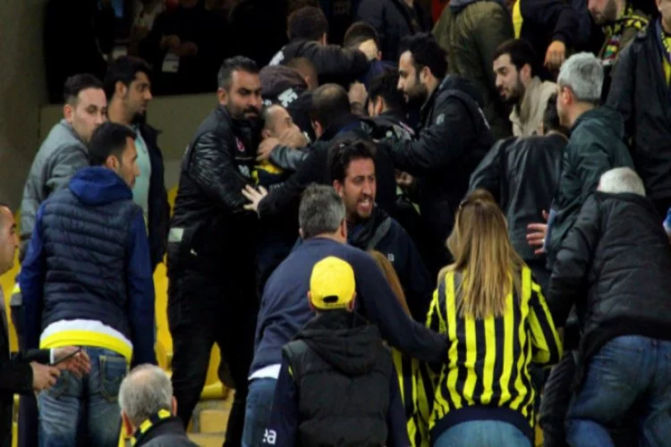 Fenerbahçe tribünlerinde kavga çıktı