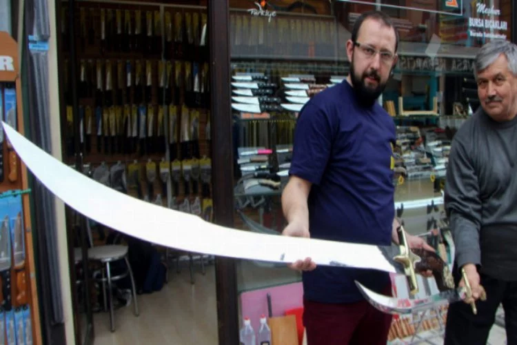 Bursa'da adam boyu kılıç yok satıyor