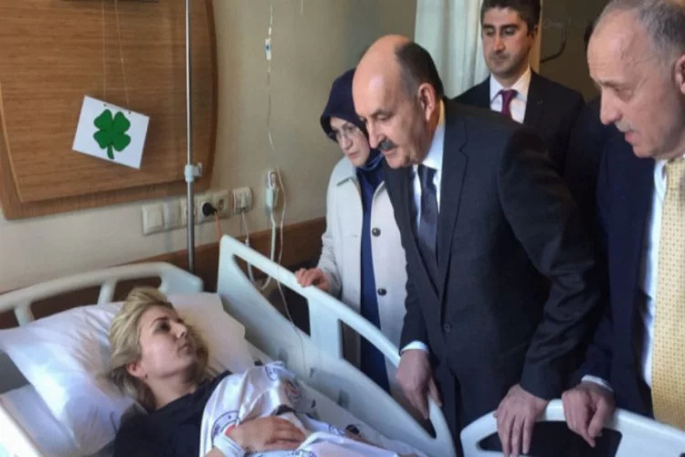 Bakan Müezzinoğlu otobüs kazasında yaralananları ziyaret etti