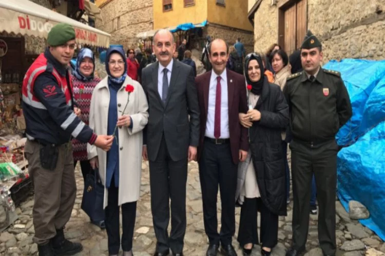 Müezzinoğlu'nun eşine Jandarma'dan 8 Mart karanfili