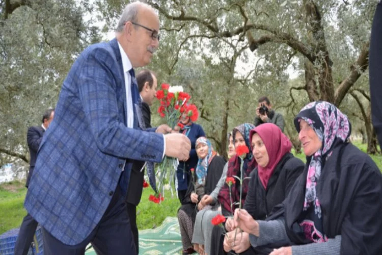 Başkan Sargın'dan kadınlara zeytin tarlasında çiçek