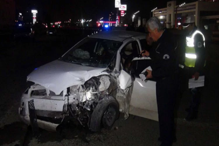 Bursa'da feci kaza! Araç içerisinde sıkıştılar