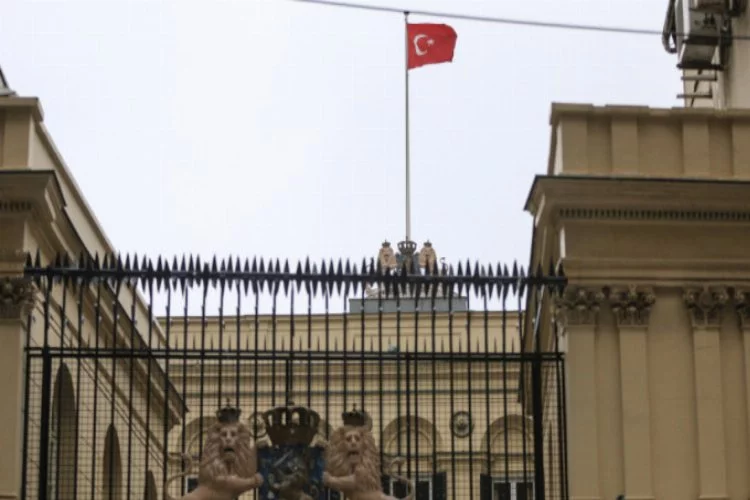 Hollanda Başkonsolosluğu'na asılan Türk bayrağının sırrı ortaya çıktı