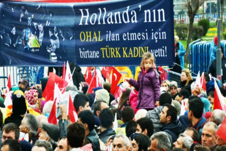 Bursa'da miting alanında dikkat çeken pankart