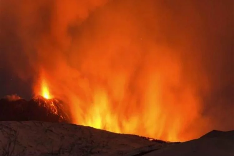 Etna Yanardağı'nda patlama! Çok sayıda turist yaralı