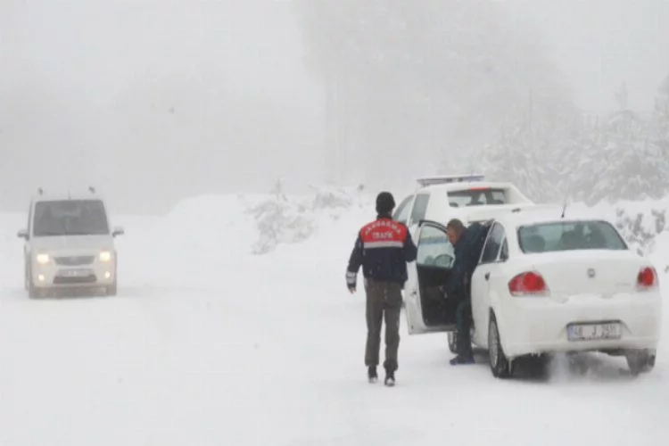Bursa'da kar fena bastırdı! Araçlar yollarda kaldı