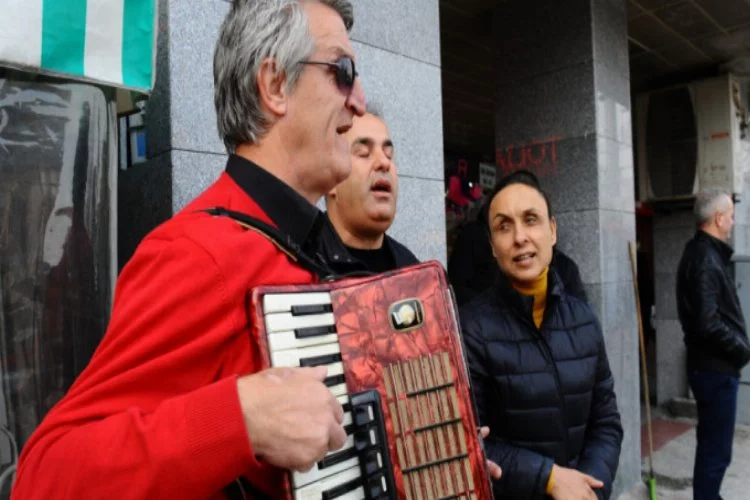 Bursa'da görme engelliler sokakta müzik yapmak istiyor
