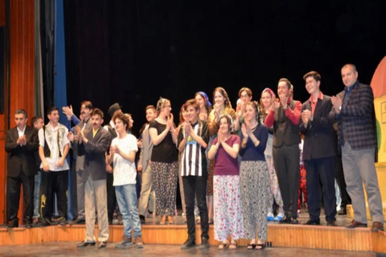 Osmangazi Belediyesi tiyatrocuları seyirciyle buluştu