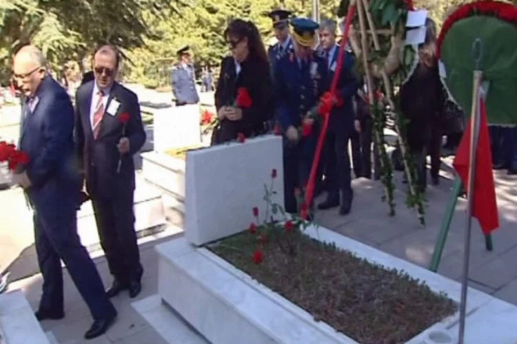 Atatürk'ün manevi kızı Sabiha Gökçen mezarı başında anıldı
