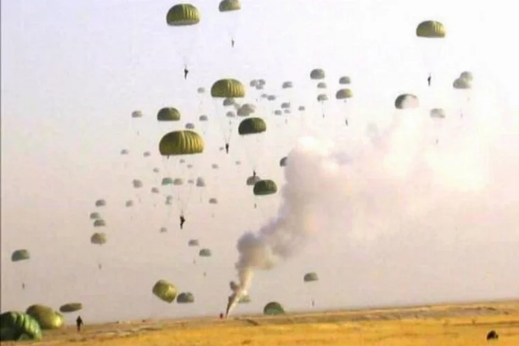 ABD ve YPG askerleri paraşütle Rakka'ya indi