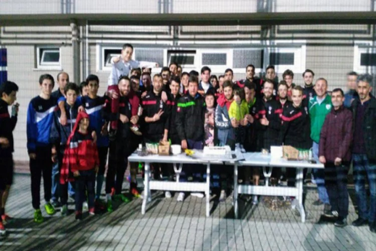 Futbolculardan Şengeldi'ye sürpriz kutlama