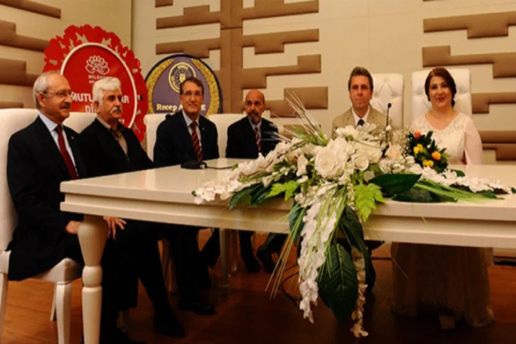Kılıçdaroğlu, Bursa'da nikah şahidi oldu