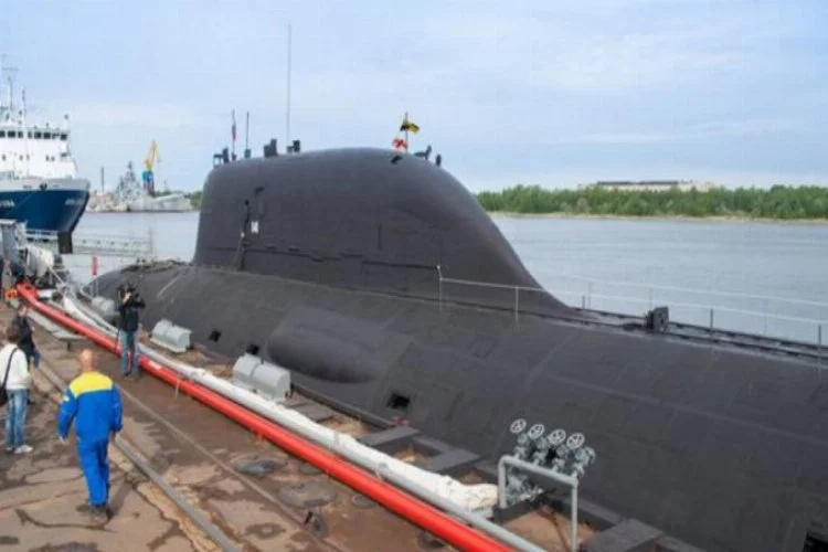Rusya'nın yeni nesil nükleer denizaltısı suya indirildi