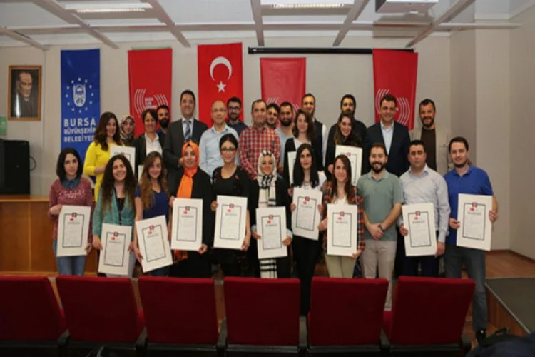 Bursa'da gazeteci adayları sertifikalarını aldı