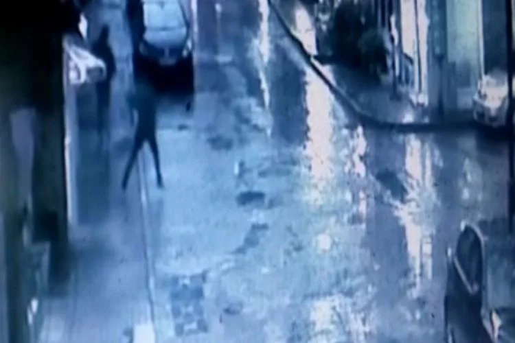 Bursa'da panik yapan gaspçı, bıçağını düşürerek kaçtı