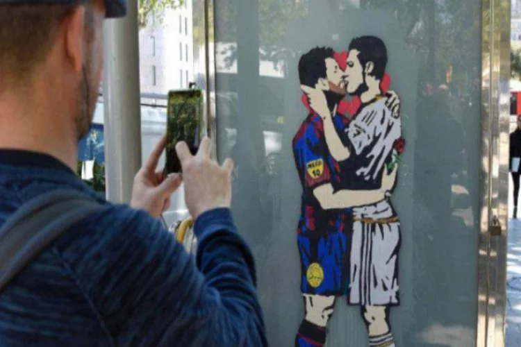 Ronaldo ile Messi'nin öpüştüğü grafiti olay oldu