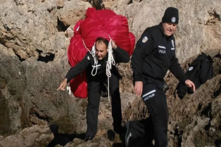 100 kiloluk Türk Bayrağı'nı sırtında taşıdı