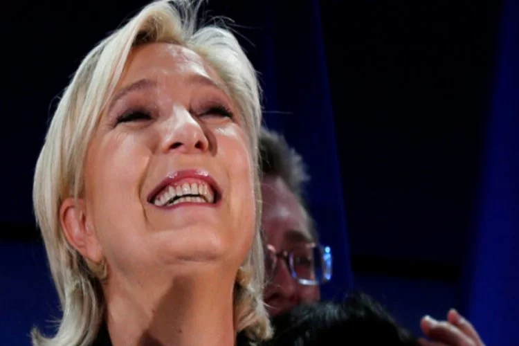 Aşırı sağcı Le Pen'den istifa kararı