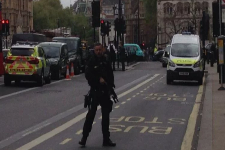 Londra'da hareketli dakikalar! Başbakanlık yolu kapatıldı
