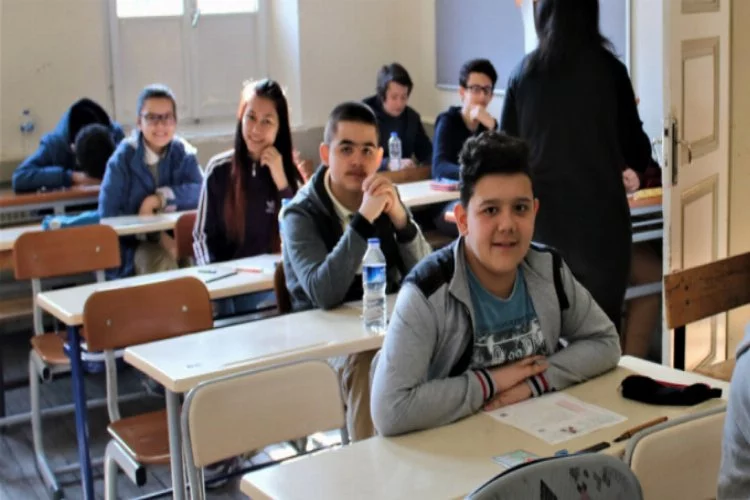 Bursa'da öğrenciler TEOG sınavına girdi, veliler dışarıda dua etti