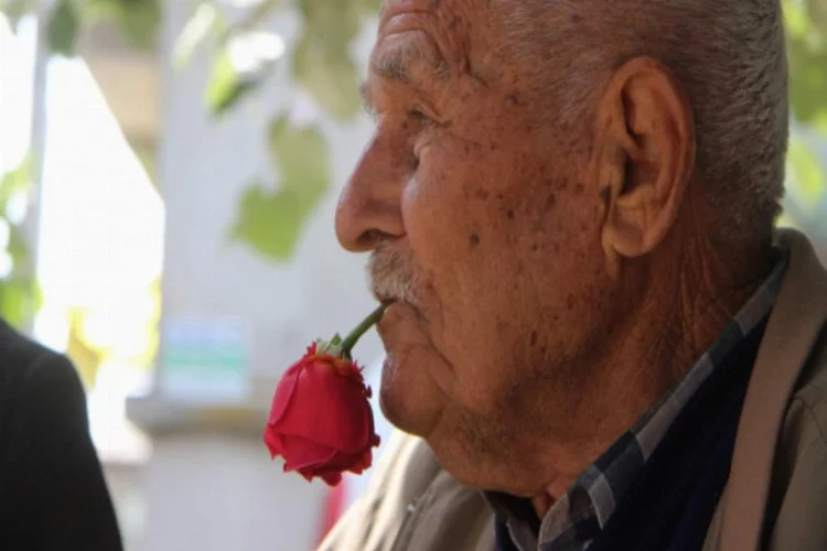 Bursa'da yaşlı adam ağzından gülü düşürmüyor