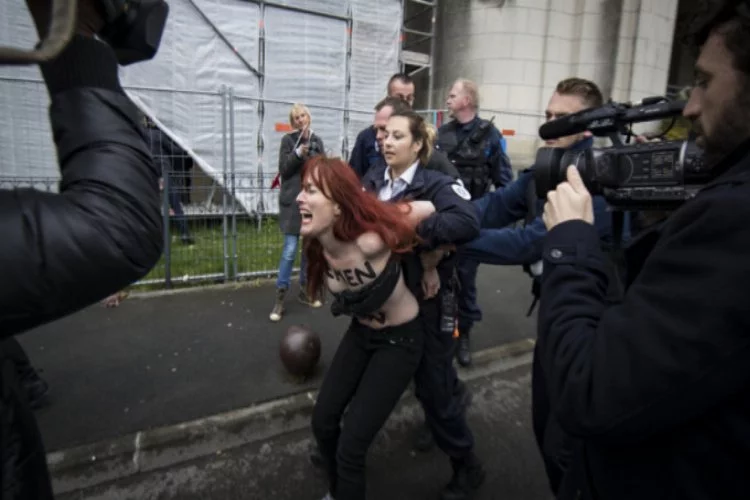 Femen'den Le Pen protestosu