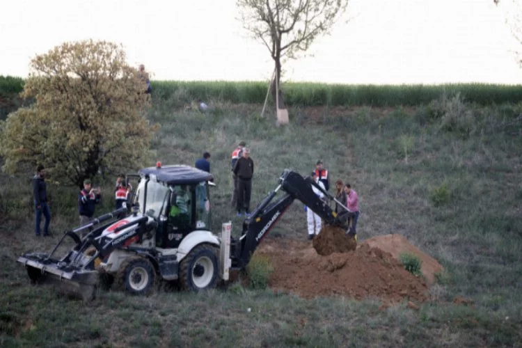 Kayıp 2 kişinin cesedi toprağa gömülü halde bulundu